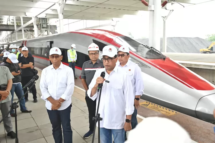 Menhub Budi Karya Sumadi saat mengawasi pelaksanaan pembangunan kereta api cepat Jakarta-Bandung