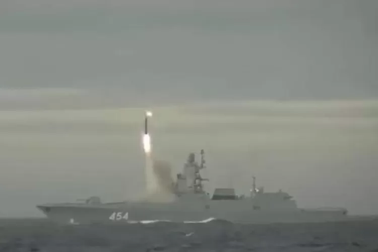 Uji coba rudal hipersonik milik Rusia di Samudra Atlantik pada Rabu (25/1/2023). 