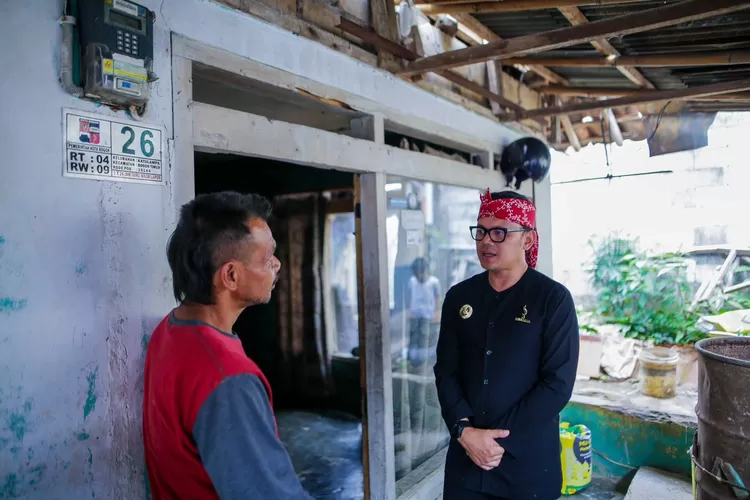 Wali Kota Bogor Bima Arya meninjau RTLH yang akan dapat bantuan pada tahun 2023. (Humas Pemkot Bogor.)