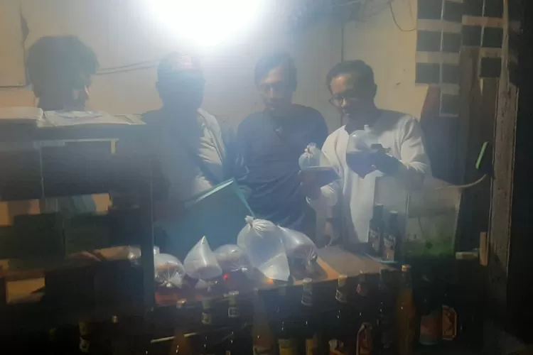 Polisi menyita ratusan miras dari warung kelontong yang ada di Kota Bogor. (Humas Polresta Bogor Kota)