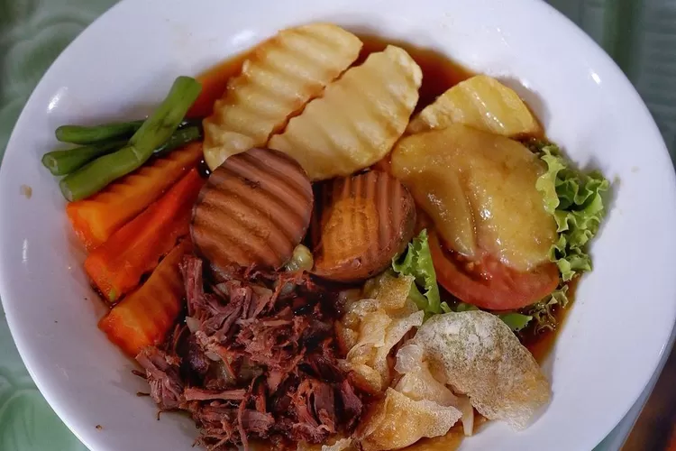 Salah satu menu di Warung Selat Mbak Lies, rekomendasi wisata kuliner di Solo (Instagram @jimsfoodies)