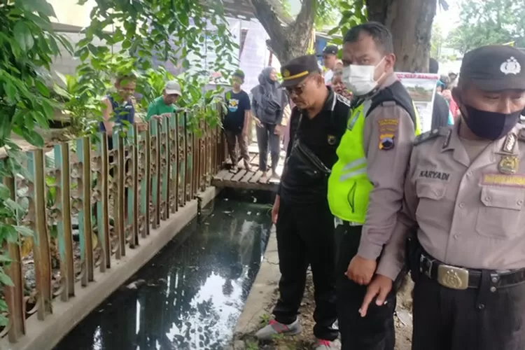 Polsek Genuk saat melakukan olah TKP di Jalan Woltermonginsidi Semarang setelah ditemukannya sesosok jenazah.  (Polsek Genuk)