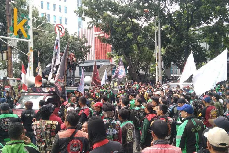 Sejumlah pengemudi ojek online melakukan aksi unjuk rasa di depan gedung DPRD DKI menuntut rencana penerapan ERP di Jakarta dibatalkan. 