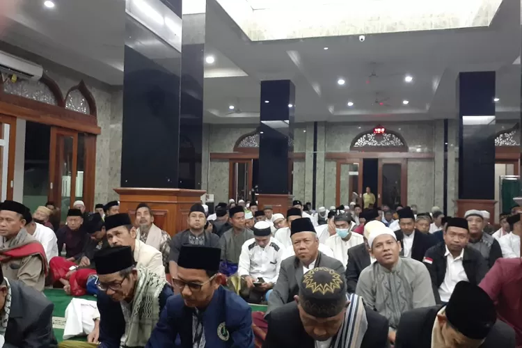 Jamaah sedang mendengarkan ceramah dalam kegiatan Subuh Keliling yang diadakan oleh MUI Kecamatan Limo Kota Depok
