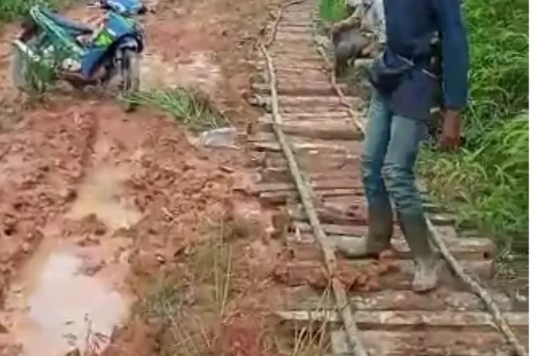Warga Desa Kuang Dalam Timur dan Beringin Dalam, Kuang Dalam, Ogan Ilir, mengeluhkan kondisi  sulit dilalui. (medsos)g