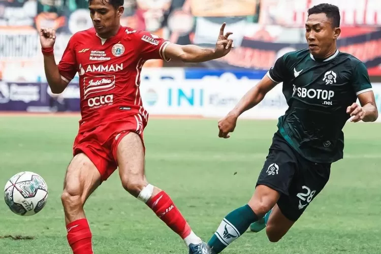 Pemain Persija Jakarta (kostum merah) saat mengontrol bola pada pertandingan melawan Persikabo 1973 di Stadion Patriot Candrabhaga, Minggu (29/1/2023) sore. 