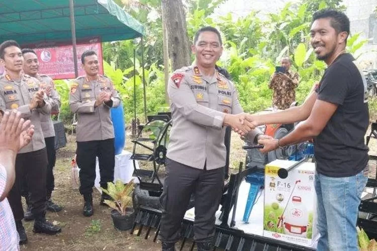 Kapolda DIY Irjen Suwondo Nainggolan menyerahkan alat pertanian pada Kelompok Petani Milenial NTT Nusantara Yogyakarta (PMNNY) yang dilaksanakan di Pugeran, Maguwoharjo, Sleman.  (Istimewa )