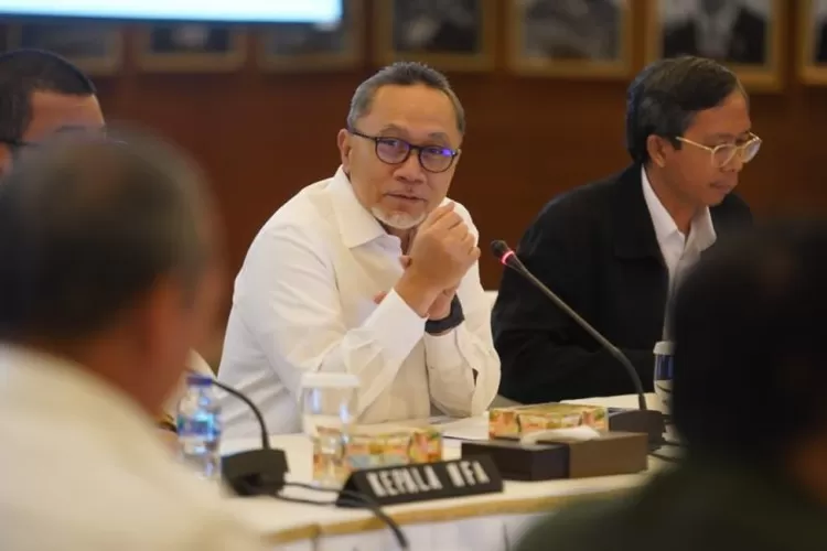 Menteri Perdagangan (Mendag) Zulkifli Hasan saat menggelar Rapat Evaluasi Pendistribusian Minyak Goreng Rakyat dengan produsen migor di Jakarta, Senin (30/1/2023) A (NTARA/Ho/Kementerian Perdagangan)