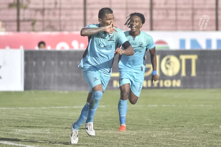 Pemain Arema FC Rayakan gol (foto ligaindonesiabaru)