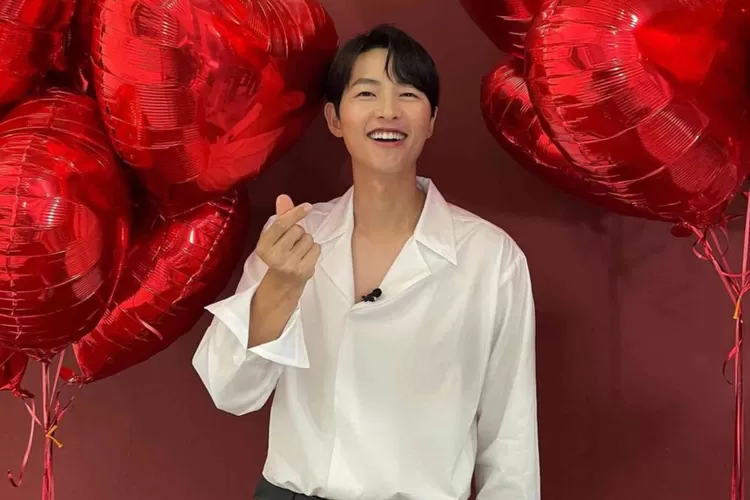 Song joong ki sudah resmi menikah dengan Katy Louise Saunders. ((Instagram @hi_songjoongki))