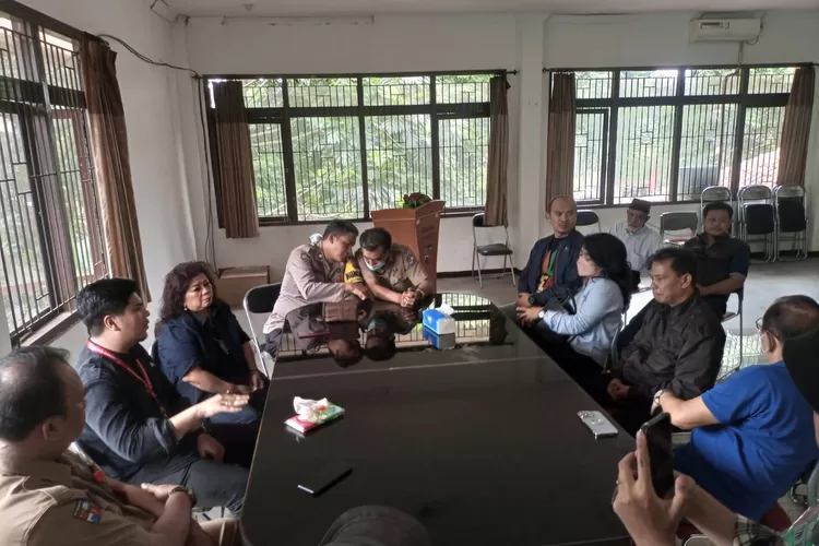 Pengurus RT dan RW di Tanahsareal, Kota Bogor, menyampaikan maaf kepada pengurus KSU Karya Mandiri usai diduga melakukan pencemaran nama baik lewat grup WhatsApp. (Dok. pribadi)