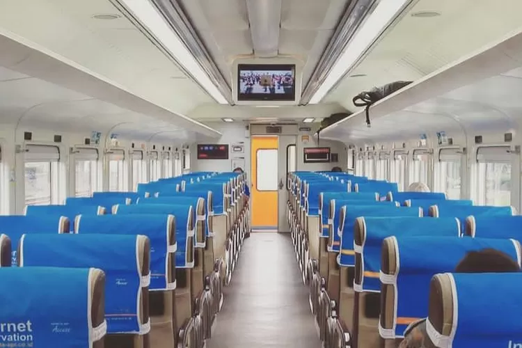 Ruang penumpang (rentetan) KA Ekonomi Parahyangan Bandung - Jakarta. ( Instagram/@happydama)