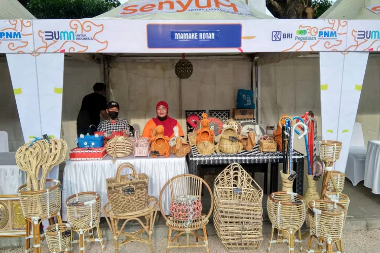 Berbagai jenis produk berbahan rotan telah mengantarkan Yanti, warga Cirebon,  menjadi pelaku usaha yang sukses.