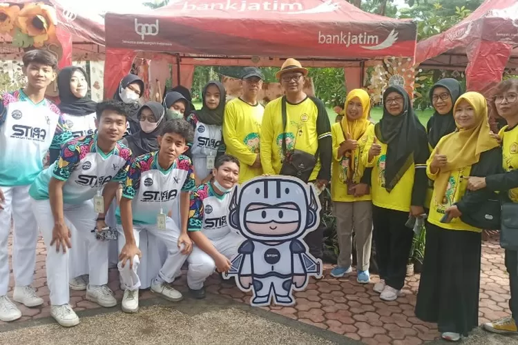 Projek P5, SMAN 2 Bondowoso Unjuk Karya Jadi Pahlawan Bumi Di Alun-alun ...