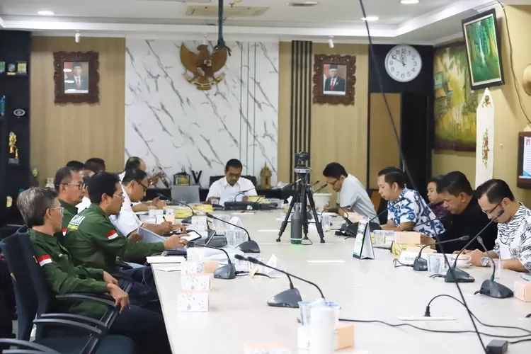 Pimpinan dan Anggota DPRD Kota Bandung melaksanakan Rapat Dengar Pendapat terkait akses Masjid Al-Jabbar bersama Perwakilan warga Cimincrang dan Rancanumpang, di Gedung DPRD Kota Bandung, kemarin ini. Handoko/Humpro DPRD Kota Bandung.