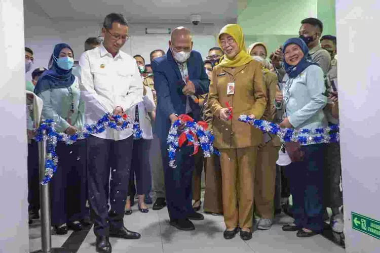 Pj Gubernur DKI Heru Budi Hartono didampingi Direktur RSUD Banjar dan Kadis Kesehatan Widiastuti meninjau ruang pelayanan  TBC Resisten Obat di RSUD Koja, Selasa (31/1/2023).
