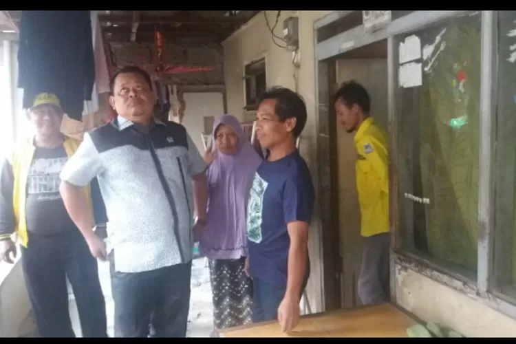 Politisi Partai Golkar yang juga Wakil Ketua DPRD Kota Depok H. Tajudin Tabri (dua dari kiri) mendatangi warga di Kelurahan Gandul, Kecamatan Cinere, Kota Depok, Jawa Barat, Senin (30/1/2023). (G. Windarto)