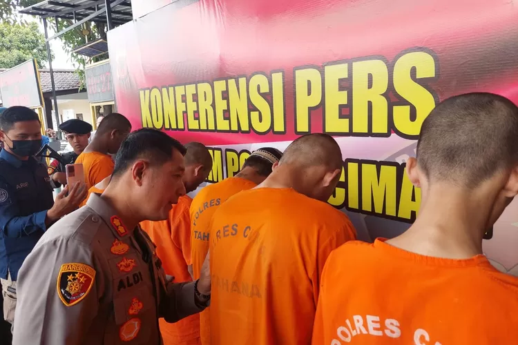 Kapolres Cimahi AKBP Aldi Subartono Saat Menggelar Perkara Sejumlah Kasus Curat di Makopolres Cimahi pada Selasa (31/1/2023). (Bisnisbandung.com/ Algi Muhammad Ghifari)