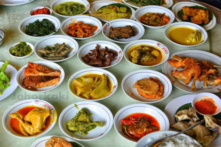 Aneka masakan Padang sebagai menu di Rumah Makan Padang.