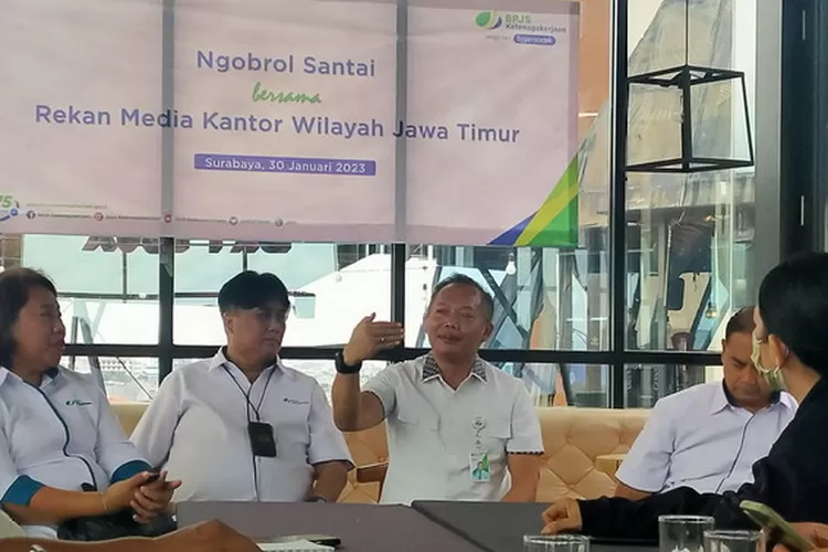  Depdir Wilayah BPJS Ketenagakerjaan Jawa Timur, Hadi Purnomo (tengah) saat berbincang dengan media
