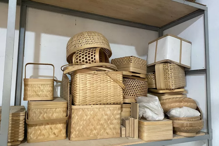 Sebatang bambu bisa dibuat berbagai produk kerajinan yang indah dan bernilai ekonomi tinggi.