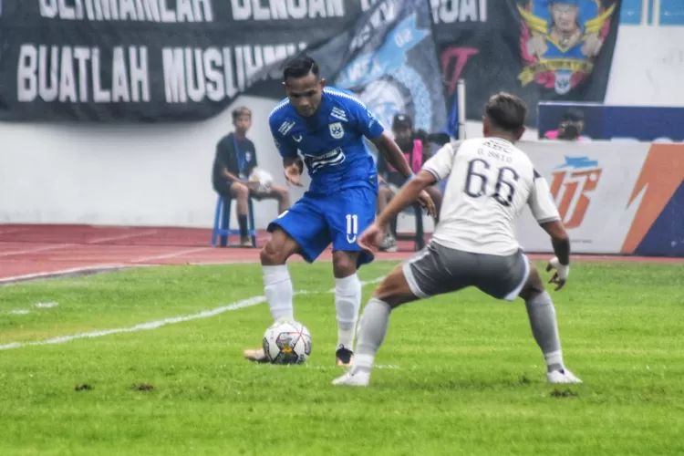 Oktafianus Fernando saat mencoba melepaskan umpan di hadapan pemain Persib Bandung. PSIS Semarang harus takluk 1-3 lawan tim Maung Bandung.  (Ayosemarang.com/ Audrian Firhannusa)