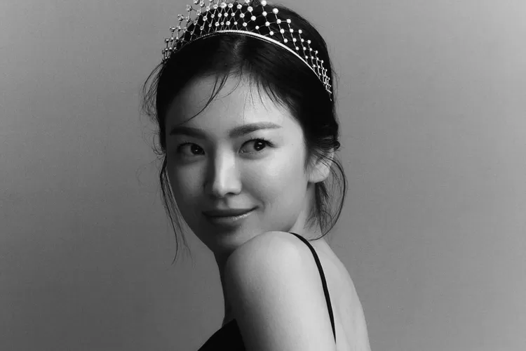 Aktrirs Korea Song Hye Kyo memakai mahkota tampil cantik seperti Ratu (Instagram @kyo1122)