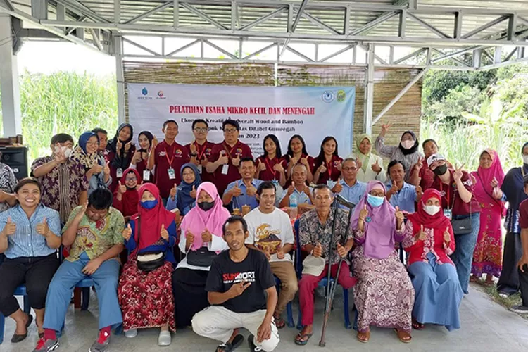 Foto bersama usai prosesi pembukaan Pelatihan Ekonomi Kreatif Wood and Bamboo yang diprakarsai KKN-PPM Kelompok 4 Penugasan Khusus UMBY.   (Dok Humas UMBY)