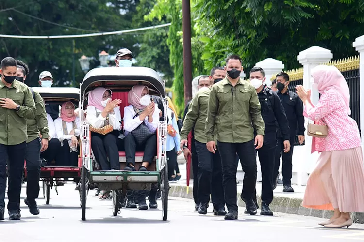 Momen Iriana Jokowi kunjungi kampung Sentra Bakpia Pathok dengan naik becak. (Foto: Lukas/BPMI Setpres)