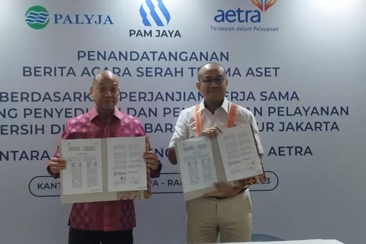 Dirut PAM Jaya Arief Nasrudin  (kanan)  menandatangani perjanjian penyerahan aset  sesuai  perjanjian  kerja sama dengan operator Aetra di gesung PAM Jaya, Rabu (1/2/2023).