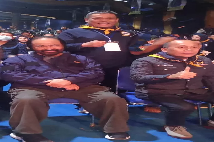 Roy Pangharapan (berdiri) bersama Surya Paloh Ketua umum DPP Partai NasDem dan Saan Mustopa Ketua DPW Partai NasDem Jawa barat (DKR) 