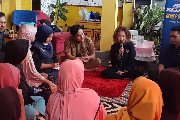 Anggota DPRD Kota Bogor Devie Prihartini Sultani (DPS) saat reses di Pasirjaya, Kecamatan Bogor Barat, Kota Bogor, awal pekan ini. (Dok. pribadi)