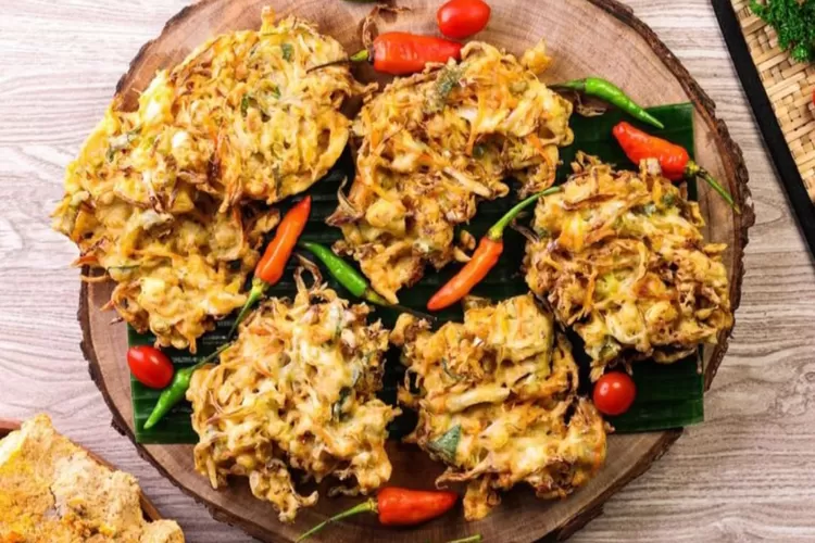 Ini dia resep bakwan oncom yang enak, renyah dan mudah sekali dibuatnya. Bisa buat ide jualan saat puasa Ramadhan, 1444 H, 2023 nanti. ( Instagram @dapurkobe)