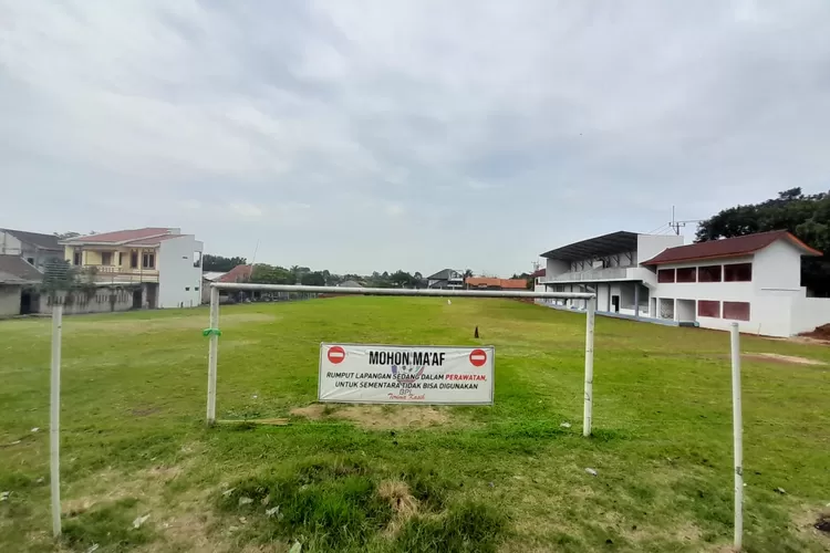 REHAB : Perawatan Lapangan Sepoakbola Godam, di Jalan Damai, Kelurahan Mampang, Kecamatan Pancoranmas, Rabu (1/2).&nbsp; (ALDY RAMA/RADAR DEPOK)
