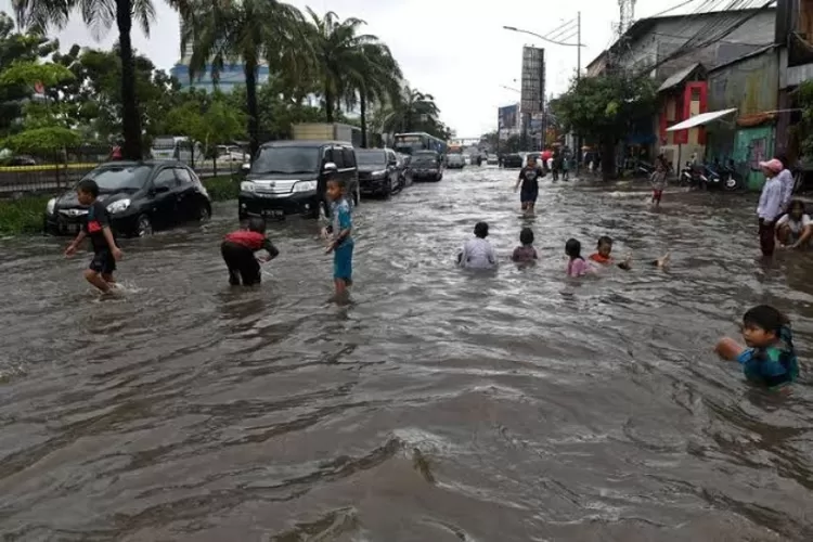 Sebanyak 9 titik genengan di wilayah Jakarta Utara akibat  hujan lebat dan rob, Rabu (1/2/2023).
