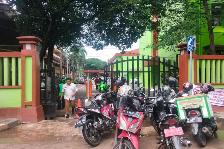 Pemkot Bekasi menerapkan sistem parkir berbayar. Sejumlah kendaraan yang tidak memiliki kartu akses parkir ke dalam kantor Pemkot Bekasi terpaksa memarkir kendaraannya di luar. (Ahmad Pairudz)