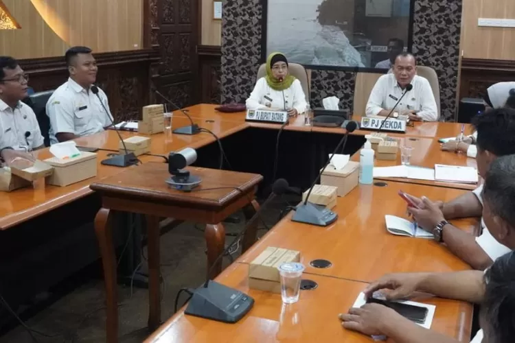 Pj Bupati Batang Lani Dwi Rejeki menerima audensi rombongan lurah se-Kecamatan Batang (Muslihun kontributor Batang)