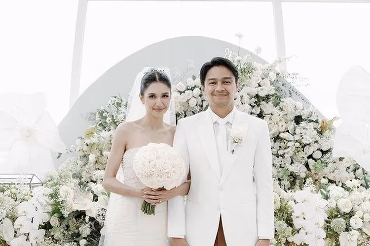 Aktor tampan Deva Mahenra, baru-baru ini mencuri perhatian publik.  Hal ini disebabkan karena ia secara tiba-tiba mengumumkan pernikahannya dengan aktris cantik Mikha Tambayong, pada Sabtu, 28 Januari 2023 di Bali.*