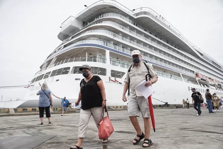 Wisatawan asing yang datang di Pelabuhan Tanjung Emas Semarang. Pelabuhan ini akan dipercantik.  (Ayosemarang.com/ Audrian Firhannusa)