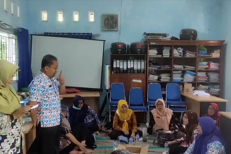 Petugas lapangan berkordinasi sebelum melaksanakan kegaitan sosialisasi kepada masyarakat. (edi prayitno/kontributor Kendal)