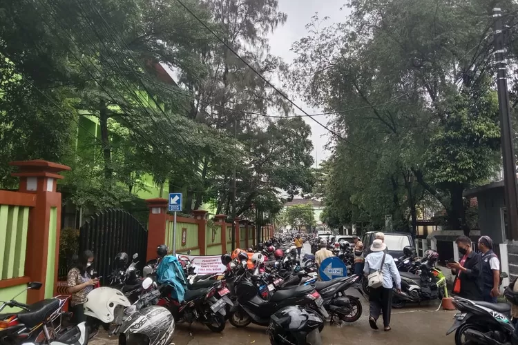 PArkir liar menjamur di sekitar kantor Pemkot Bekasi. Menyusul mulai diberlakukannya parkir otomatis berbayar mirip di mal di lingkungan Pemkot Bekasi, Rabu (1/2/2023). (Ahmad Pairudz)