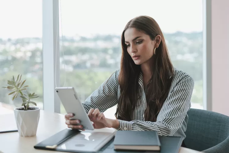 Ilustrasi agar hindari beberapa kebiasaan yang bisa pengaruhi rasa percaya diri dan sulit jadi orang sukses (Pexels/Los Muertos Crew)