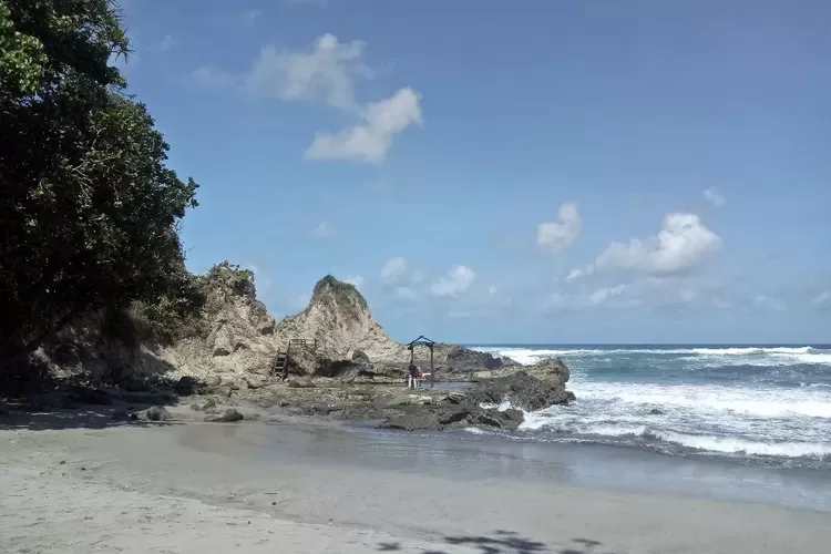 Menikmati keindahan yang disuguhkan Pantai Karang Nini, salah satu wisata alam Pangandaran, Jawa Barat (instagram @ pantaikarangnini)