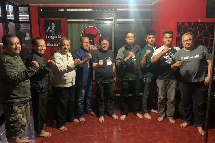 Warga Foto Bersama Setelah Pertemuan dengan Teddy Sulistio (tengah) di &lsquo;Rumah Merah&rsquo; Salatiga.  (Dok. Warga Bancaan)