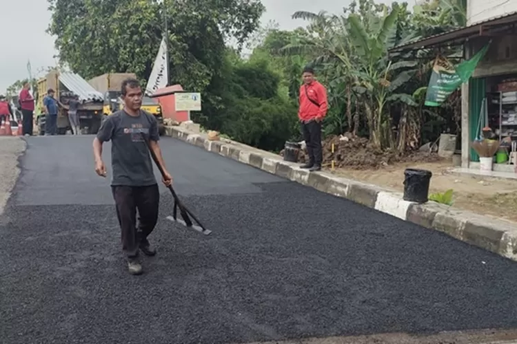 Pengaspalan Jembatan Beringin Ngaliyan Semarang setelah terjadi kecelakaan beberapa kali.  (Istimewa)