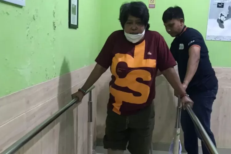 Kabar bahagia Suti karno pasang kaki palsu pasca amputasi akibat diabetes. Foto/Instagram (Foto/Instagram)