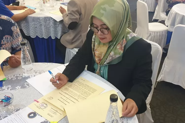 Evi Vironita, M.Pd., Kepala SMAN 14 Bandung Menandatangani Kerjasama Dengan Utama (GoraJuara.com/dok AKSI)