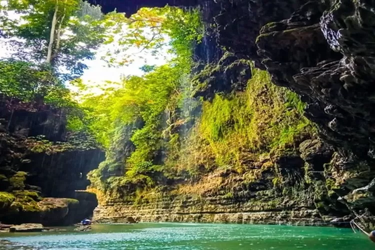 Menikmati keindahan liburan saat berada di Green Canyon, salah satu wisata alam Pangandaran, Jawa Barat ( instagram @ greencanyonpangandaran.id)