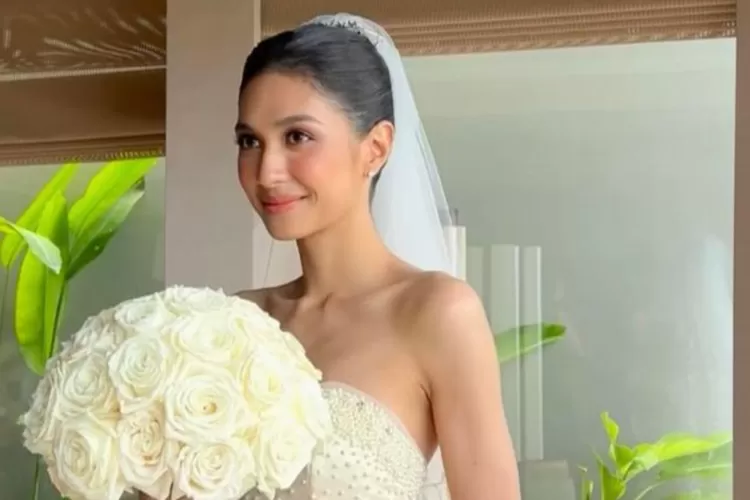 Mikha Tambayong bikin salfok netizen pamer punggung. Foto/Instagram (Foto/Instagram)