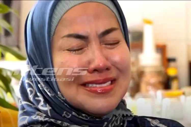 Venna Melinda menangis mengingat kekejaman Ferry Irawan terhadapnya. (Tangkapan layar YouTube/ Intens Investigasi)